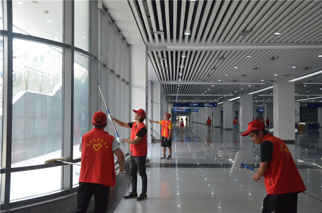 城投集團(tuán)開展“創(chuàng)衛(wèi)迎暗訪、全城大掃除”主題志愿活動