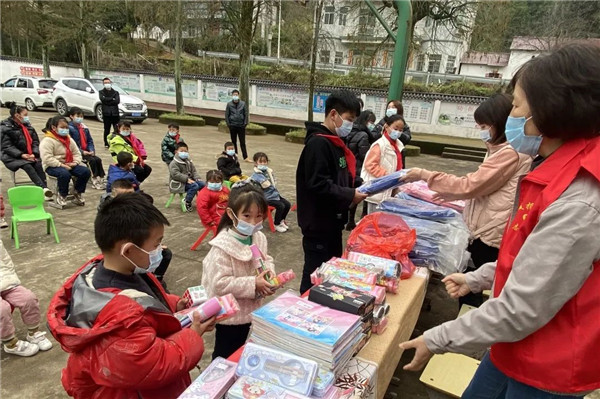 市城投集團開展“黨建引領學雷鋒，志愿服務展風采”送溫暖活動